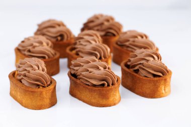 Hamur tatlısı, karamelli fındıklı tartlar. Beyaza izole edilmiş karamelli fındıklı tart. Karamelli tart, karamelli fıstık, tuzlu karamel, çikolatalı ganache. Lezzetli tatlı.