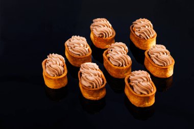 Hamur tatlısı, karamelli fındıklı tartlar. Siyah üzerine karamelli fındıklı tart. Lezzetli tatlı. Karamelli tart, karamelli fıstık, tuzlu karamel, çikolatalı ganache..