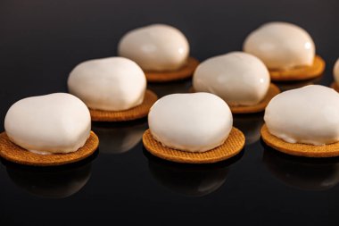 Vanilyalı samur, limonlu krema, yaban mersinli muhallebi, limonlu mus. Lezzetli tatlı. Tatlıları seven gurmeler için ideal. Siyah arka planda izole edilmiş lavantalı mus kekleri..