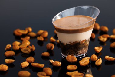 Verin snickers çikolatalı kek, tuzlu karamel, karamelli fıstık, nuga, çikolatalı mus. Tatlıları seven gurmeler için ideal. Lezzetli tatlı. Ünlü Fransız tatlısı..