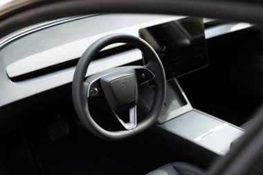 Lviv, Ukrayna - 23 Mart 2024: Yeni Tesla Model 3 Highland elektrikli araba, direksiyon simidi, gösterge paneli, çağdaş Avrupa 'da EV kullanımındaki eğilimler, otomotiv endüstrisindeki son teknolojiler