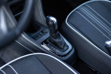 Elektrikli araba vites kutusu kontrolü. Minimalist elektrikli araba konseptinin tasarım detayları. Otomatik vites ve vites kolunun yakın plan detayları. Otomatik vites kolu ve vites kolu.