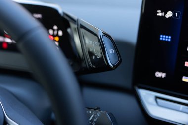 Elektrikli araba vites kutusu kontrolü. Minimalist elektrikli araba konseptinin tasarım detayları. Otomatik şanzıman ve vites kolunun detaylarını kapat. Otomatik vites kolu ve vites kolu.