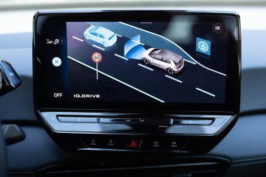 Elektrikli araçlarda güvenli sürüş asistanları. Sürücünün menüde hareket etmesine yardımcı olacak asistanlar seçebileceğiniz elektrikli bir arabanın görüntüsü. Yardımcı seçim menüsü.