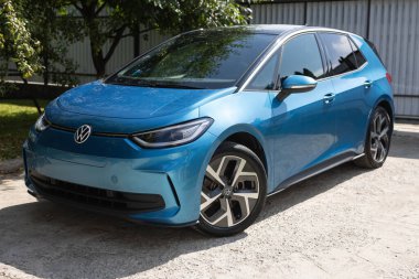 Lviv, Ukrayna - 13 Temmuz 2025: Yeni 2025 Volkswagen ID.3 elektrikli araçlar güneşli bir günde park halindeler. ID.3 dünyada en çok satan elektrikli araçlardan biridir. Volkswagen kimliği 3 elektrikli araba.