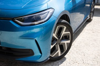 Lviv, Ukrayna - 13 Temmuz 2025: Yeni 2025 Volkswagen ID.3 elektrikli araba güneşli bir günde park halinde. Dünyadaki en çok satan elektrikli araçlardan 3 'ü. Gümüş Volkswagen ID3 çarkı