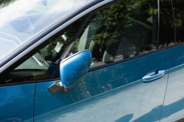 Araba Kanadı Aynası ya da Yan Ayna. Aynalar montajı. Elektrikli araba aynaları.