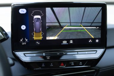 Araba ters sistemi için arka görüş monitörü. Araba ekranı ve dikiz kamerası. Otopark asistanı içeride. Modern arabadaki video park sistemi. Otomotiv güvenlik teknolojisi ekipmanı.