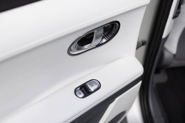 Arka yolcu koltuğu ısıtma düğmesi, arabanın içi. Arabada çift koltuklu ısıtma düğmesi. Koltukların arkasını ısıtmak için düğme. Arka koltuk ısıtmalı koltuk kontrolleri.