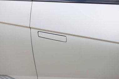 Arabanın kapı kolu kilidi aç düğmesiyle. Dokunmatik sensörlü anahtarsız giriş kapısı kolu. Erişim düğmesi. Modern araba. Araba güvenliği kavramı.