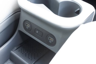 Yeni elektrikli bir arabanın iç paneli. Bir yolcu vagonunda iki USB girişi. Şarj ve aksesuarlar için modern elektrikli araba usb soketi. Arabanın içi.