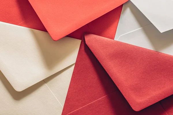 異なるサイズと色のテクスチャ紙オープン郵便封筒対応のシンボルとして — ストック写真