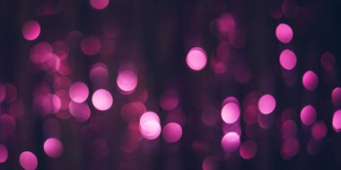 Mor renkli Bokeh ışıkları olan karanlık parti arkaplanı.