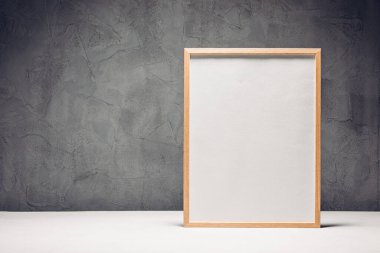 Beton zemin üzerinde resim çerçevesi olan bir şablon.
