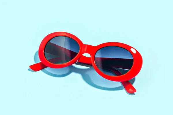 Óculos Sol Vermelhos Fundo Papel Cor Hortelã — Fotografia de Stock