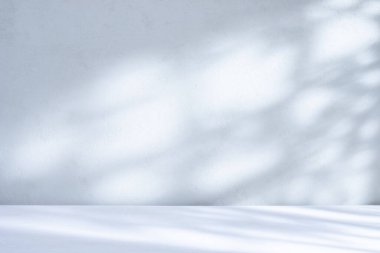 Ürün sunumu veya kopyalama alanı için açık mavi ton arkaplanı.