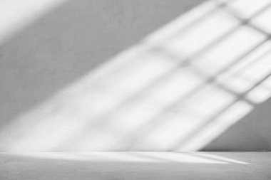 Çatı katında ya da tavan arasında güneş ışığı alan somut arkaplan.