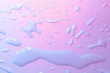 Neon ışıklarda su damlaları. Soyut tek boynuzlu at renkli arka plan. Renkli doku arkaplanı.