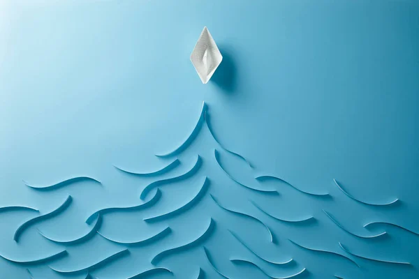 Mavi desenli arka planda kağıt tekne. Düz Yat.