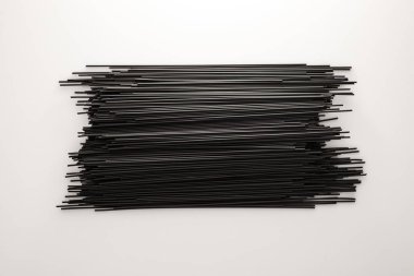 Çiğ siyah spagetti, beyaz mürekkepbalığından yapılmış..