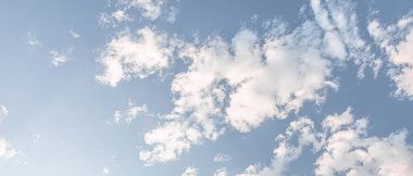 Beyaz Bulutlu Gündüz Mavi Gökyüzü. Sakin ve sakin bir arkaplan.