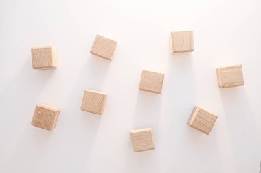 Beyaz arka planda tahta bloklar. Engelleme zinciri etkileşim işbirliği takım çalışması kavramı.