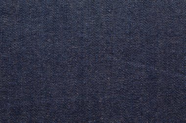Koyu mavi kot kumaşın dokusunun yakın plan görüntüsü.