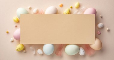 Bej arkaplanda Paskalya yumurtaları ve Paskalya için boş bir kopya alanı..