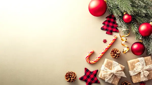 Festivalde kırmızı süsler, çam dalları, yıldız ve Noel kutlamalarının ruhunu yansıtan tarafsız bir arkaplana sarılı hediyeler yer alıyor..