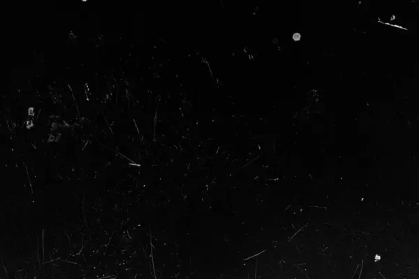 Karanlık yüzey çiziklerin ve küçük toz lekelerinin bir karışımını sergiliyor. Düşük ışığı güzel bir şekilde yakalayan büyüleyici bir doku oluşturuyor..