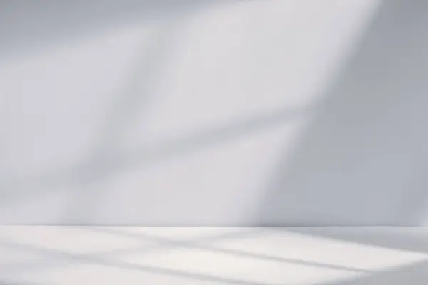 Işık arka planda pürüzsüz beyaz duvar ve zemin ile soyut gölgeler yaratarak parlak iç mekanların minimalist estetiğini geliştiriyor. Yumuşak aydınlatma, sakin atmosferi davet eder.