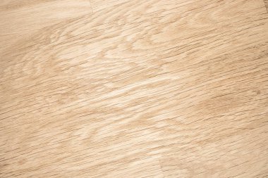 Doğal meşe ağacı dokusu ince tahıl desenleri ve ılık tonlar sergiliyor..