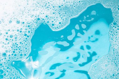 Köpüren deterjan köpükleri ve turkuaz su. Doku arkaplanı.