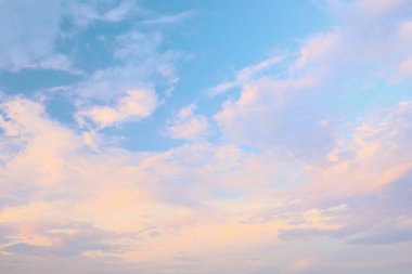 Gün batımında bulutlar yavaşça süzülürken yumuşak pastel renkler gökyüzünü dolduruyor, akşam erken saatlerde huzur ve sükuneti çağrıştıran sakin bir manzara çiziyor..