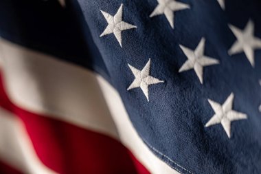 Amerikan bayrağı, parlak renklerde yıldızları ve çizgileri gösteriyor. Seçici odaklı doku.