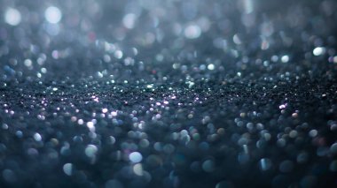 Yakından bakınca, ışık yansıtan ve mistik bir ortam yaratan titreşimli parçacıkları ortaya çıkarıyor. Ayar karanlık, parlaklığı arttıran ve olay yerinin derinliği. Doku arkaplanı