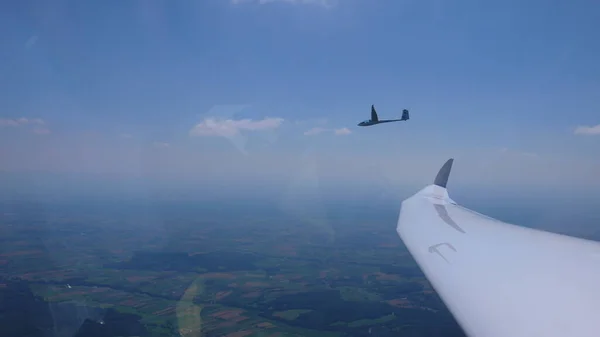 水上飛行機の翼青い空のデュオディスクを表示します 高品質の写真 — ストック写真
