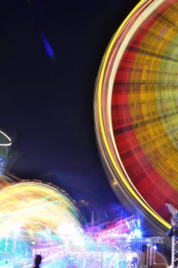 Karusell atlıkarınca gece lambasında uzun pozlu Kirmes Jahrmarkt 'ı boyuyor. Yüksek kalite fotoğraf