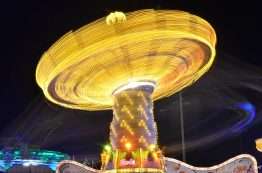 Karusell atlıkarınca gece lambasında uzun pozlu Kirmes Jahrmarkt 'ı boyuyor. Yüksek kalite fotoğraf