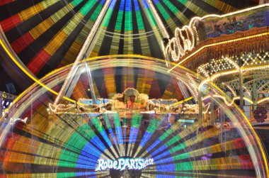 Karusell atlıkarınca gece lambasında uzun pozlu Kirmes Jahrmarkt 'ı boyuyor. Yüksek kalite fotoğraf