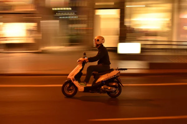 Scooter Városban Éjszaka Frankfurt Lon Expozíció Kiváló Minőségű Fénykép Jogdíjmentes Stock Képek
