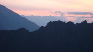 Andes Bolivya Peru 'da güzel bir gün batımı dağ silueti. Yüksek kalite fotoğraf