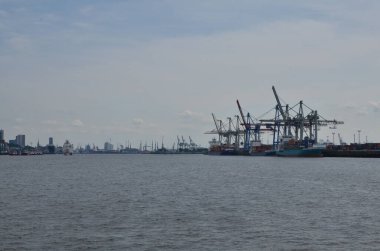 Hamburg Limanı Terminal Konteynır Limanı Nakliye Gemisi Maritim. Yüksek kalite fotoğraf