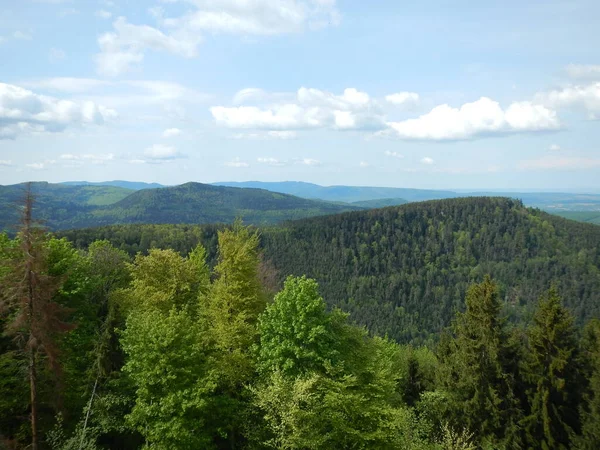 Güneşli Bir Günde Güzel Bulutları Olan Alman Ormanı Tepeleri Yüksek — Stok fotoğraf