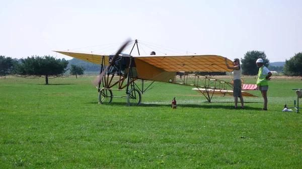 Bleriot XI eski uçak Calais Dover 'i ilk kez geçti. Yüksek kalite fotoğraf