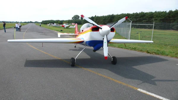 Extra 300 Vliegtuig Aerobatic Kleurrijke Krachtige Propeller Vliegtuig Hoge Kwaliteit — Stockfoto