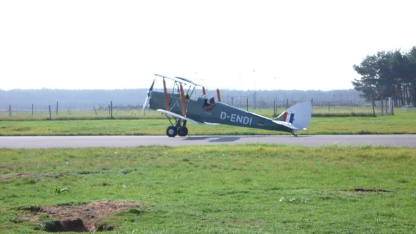 Dubbeldekker Vliegtuig Start Oude Vliegtuigpropeller Hoge Kwaliteit Foto — Stockfoto