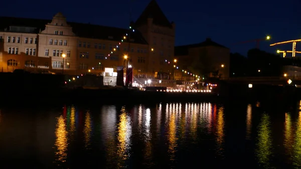 Berliner Spreeufer Bei Nacht Spiegel Der Wasserlichtbrücke Hochwertiges Foto — Stockfoto