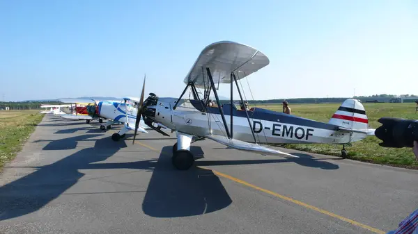 ダブルデッキ飛行機古い航空ショー航空プロペラ 高品質の写真 — ストック写真