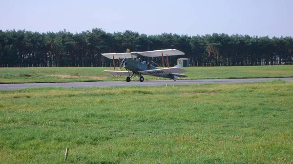 Διπλό Αεροπλάνο Ντέκερ Απογειώνει Την Προπέλα Της Αεροπορίας Υψηλής Ποιότητας — Φωτογραφία Αρχείου